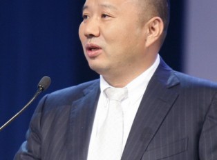 龙天红木小镇年年红董事长金樟溪
