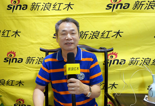 东阳荣轩工艺品有限公司总经理徐荣桃讲解紫光檀-1