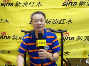 东阳荣轩工艺品有限公司总经理徐荣桃讲解紫光檀