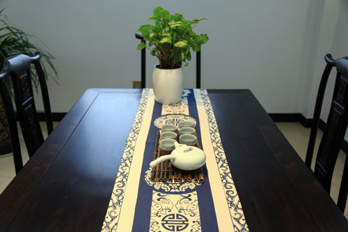东阳荣轩工艺品有限公司总经理徐荣桃讲解紫光檀-2
