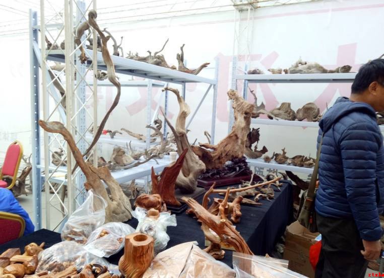 崖柏展会上大师云集 现场产品价值已过亿-3