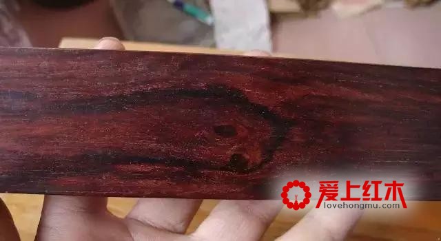 红木家具用的越久颜色越深？-1