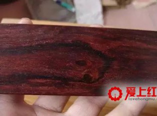 红木家具用的越久颜色越深？