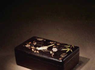 清乾隆时期紫檀嵌百宝屉盒欣赏 构思巧妙相得益彰。