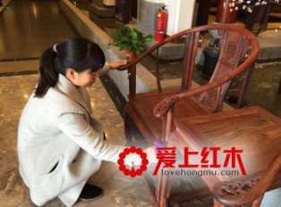 红木家具雕纹内积灰怎么办？红木家具的除尘方法