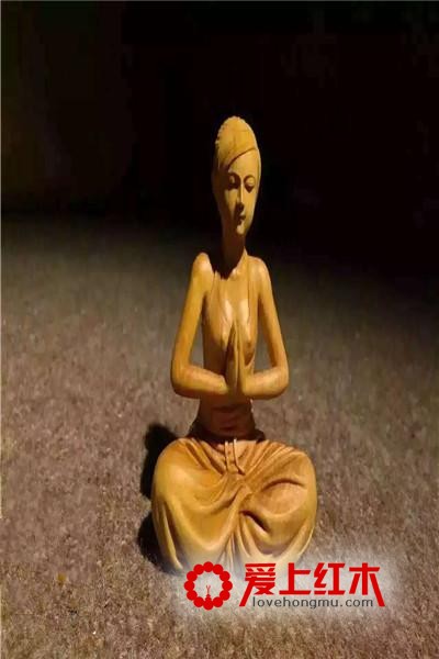 黄杨木被雕成瑜伽美女，和真人分不清了！-1