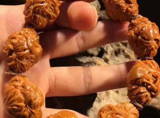 宁花勿裂！橄榄核雕手串的保养技巧
