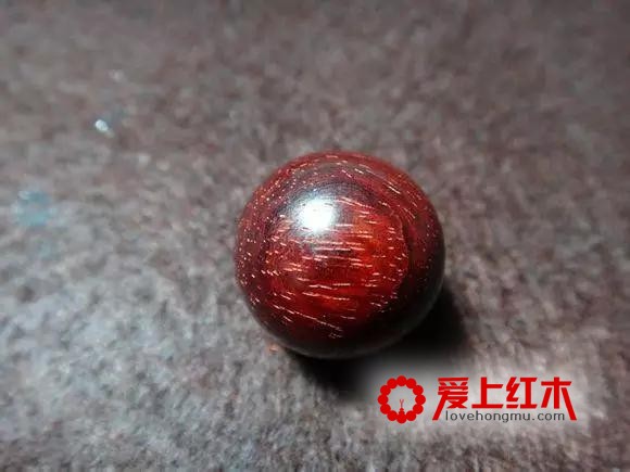 为什么小叶紫檀越盘棕眼越多？