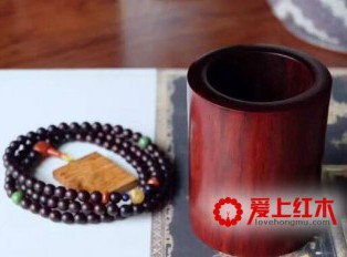 红木手串是精品，日常保养需做好“三防