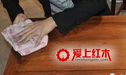 别让洗洁精、肥皂水、湿抹布毁了你的家具！-1