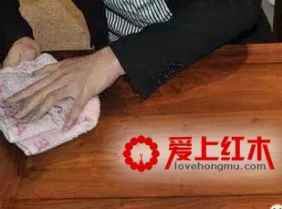 别让洗洁精、肥皂水、湿抹布毁了你的家具！