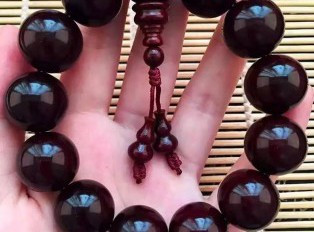 为什么你的小叶紫檀手串为什么越盘越乌黑？