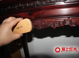 冬季保养红木家具需尽量增加室内湿度