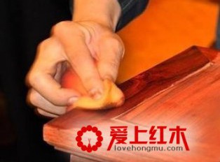 冬季来临为防干裂 教您红木保养巧去污