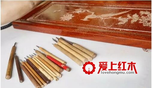 檀雕车间揭开传承有序檀雕手作师的神秘面纱-1