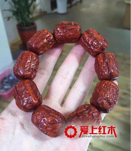 紫檀手串在新中式风的环境下该如何做？-3