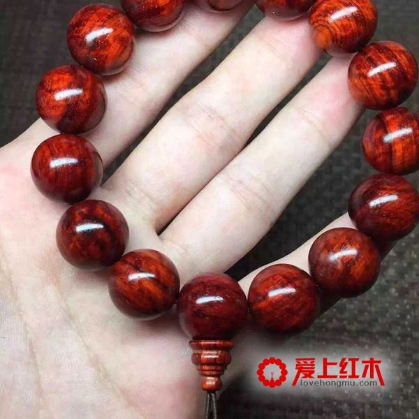 小叶紫檀手串的保养及盘玩方法