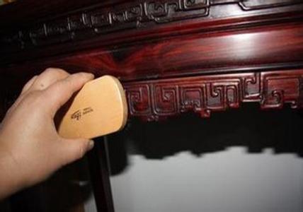 如何清理红木家具的小瑕疵？-2
