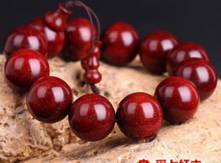 小叶紫檀密度比水大 故而沉于水