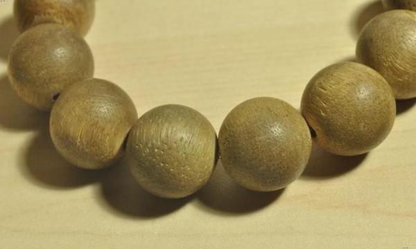 沉香手串孔口发白是什么原因？沉香手串孔口发白现象-1