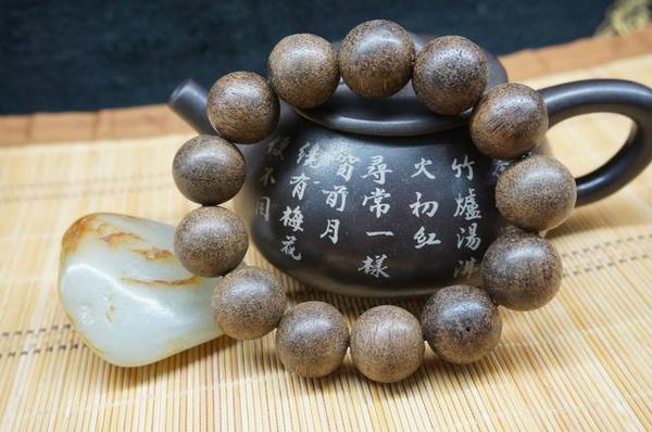 沉香手串孔口发白是什么原因？沉香手串孔口发白现象-5