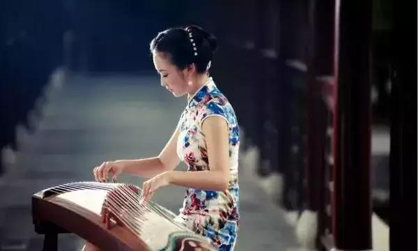 红木家具与旗袍的碰撞最能展示出东方女性的柔美-1