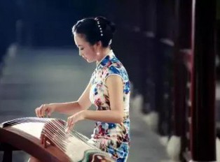 红木家具与旗袍的碰撞最能展示出东方女性的柔美