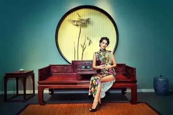 红木家具与旗袍的碰撞最能展示出东方女性的柔美-3