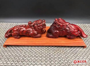 印度小叶紫檀高密度泥料带金星成对瑞兽把件