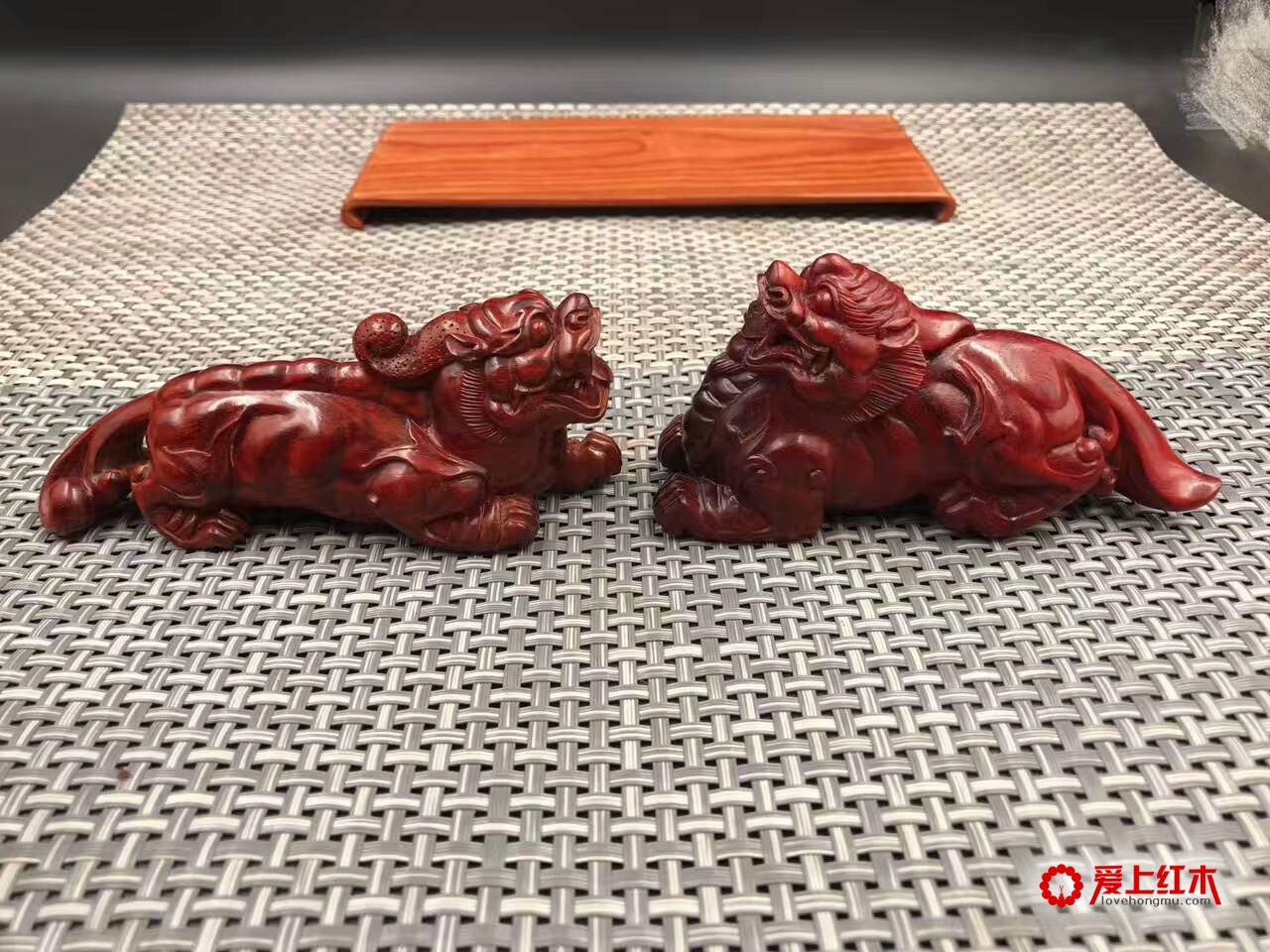 印度小叶紫檀高密度泥料带金星成对瑞兽把件-2