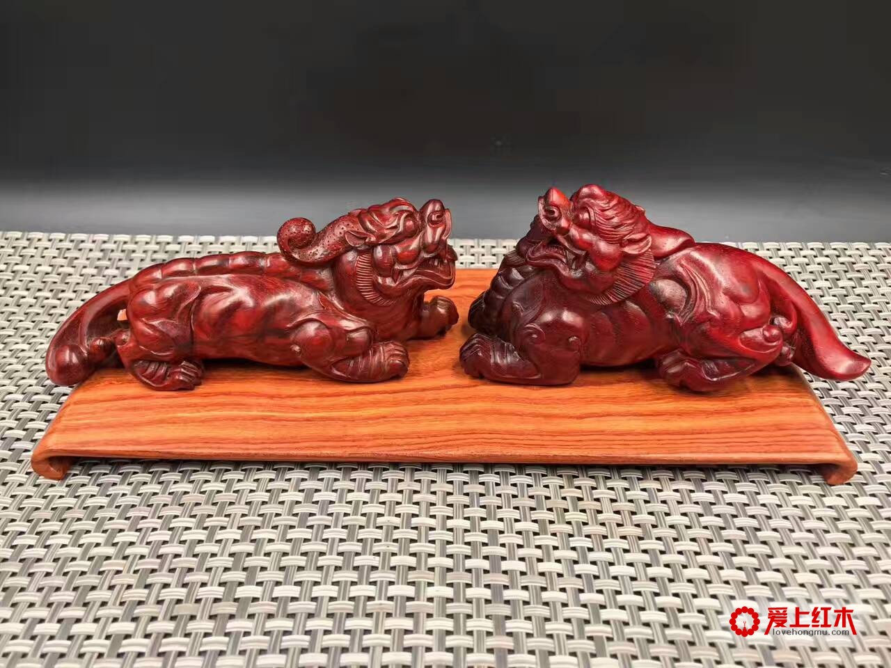 印度小叶紫檀高密度泥料带金星成对瑞兽把件-3