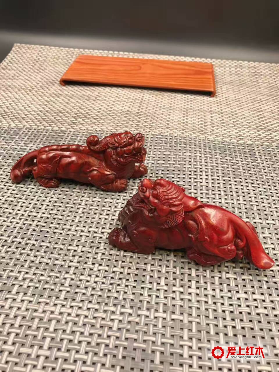 印度小叶紫檀高密度泥料带金星成对瑞兽把件-5