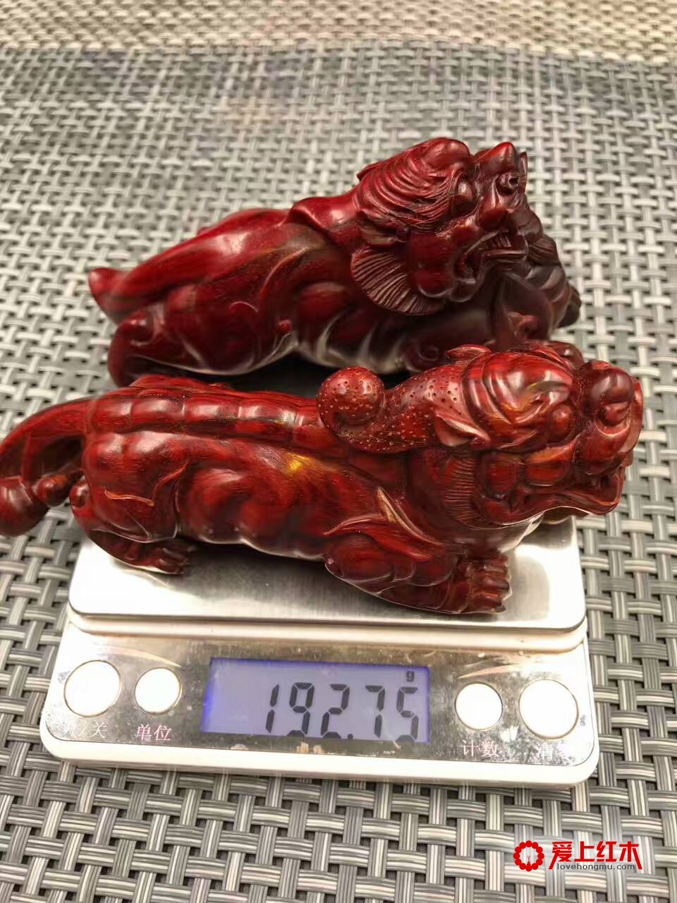 印度小叶紫檀高密度泥料带金星成对瑞兽把件-6