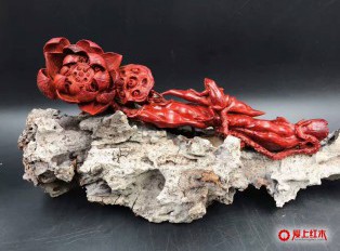 印度小叶紫檀高密度泥料带金星把件荷塘月色