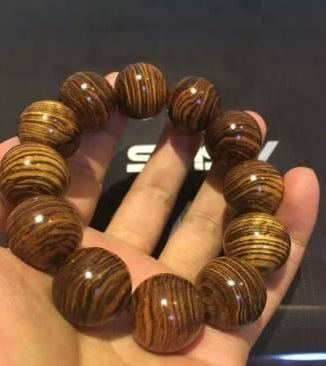手串材质四大类别，最贵不是红木
