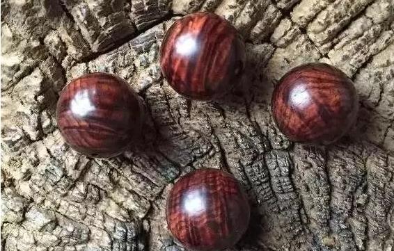 木中黄金：盘玩黄花梨，越“搓”越值钱！-3