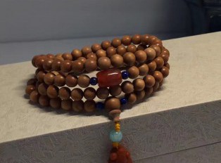 老山檀项链：香味纯正柔和，搭配绿松石南红更美
