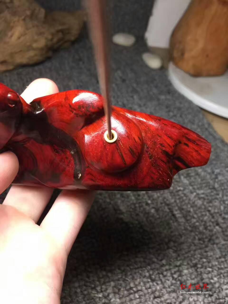 《善财童子》香插 小巧可爱易把玩 鸡血红金星泥料-4