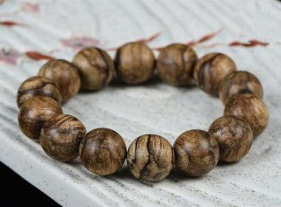 沉香手串是重的好还是轻的好？沉香手串为什么越来越轻？