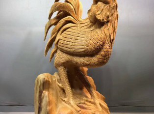 红豆杉工艺品《金鸡聚财》雕刻逼真寓意美好