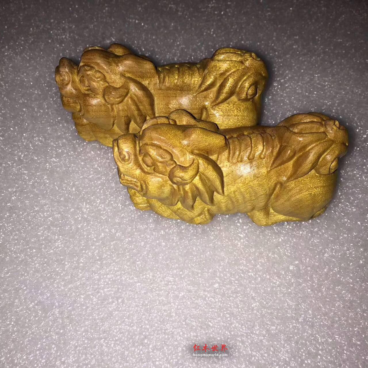 金丝楠木工艺品《麒麟》一对 黄金底色雕工精细-1