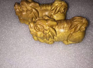 金丝楠木工艺品《麒麟》一对 黄金底色雕工精细