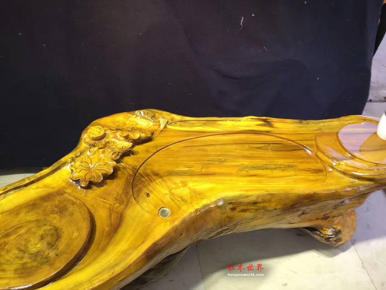 金丝楠茶台《连年有鱼》造型独特构思巧妙黄金底色增添贵气-1
