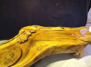 金丝楠茶台《连年有鱼》造型独特构思巧妙黄金底色增添贵气
