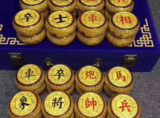 金丝楠木象棋 九龙图案鎏金表面贵气不凡
