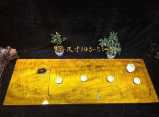 金丝楠木茶盘面上雕刻荷花寓意和和美美 板面干净简约大气