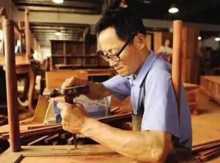 木工，让红木家具的每一道工序都能体现出民族传承之美