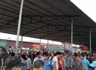 最近越南红木市场异常火爆，可以说红木家具和红木板料一个小时一个价