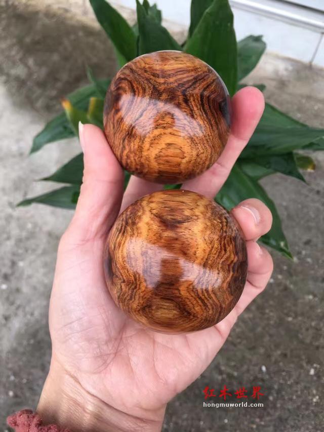 谁说高仿就不值钱的，它是海南黄花梨的替代木材，堪称价值不菲！-4