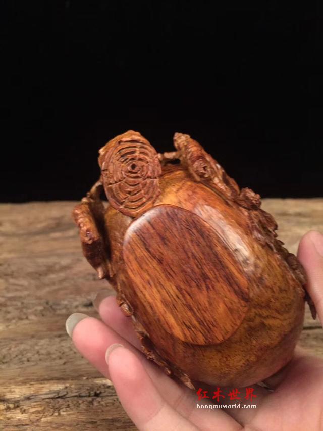谁说高仿就不值钱的，它是海南黄花梨的替代木材，堪称价值不菲！-6